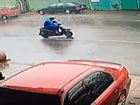 スーパー台風14号に襲われた台湾でスクーターに乗っていた男性が(°_°)