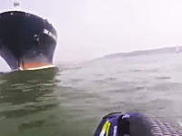 海DQN航行中のコンテナ船にジェットスキーでギリギリまで近づく動画を撮影しようとして巻き込まれる(°_°)