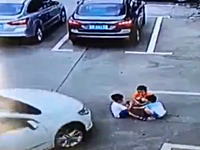 見えなかったのか？駐車場で遊んでいた3人の子供が車に轢かれてそのままゴリゴリされる。
