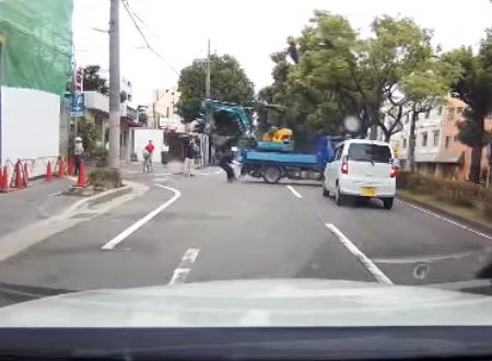 人力じゃどうにもならんだろｗｗｗ無人で道路に飛び出したトラックとそれを必死に止めようとする作業員。