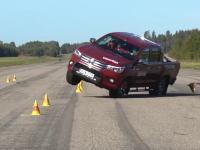 トヨタの新型ハイラックスが緊急回避スラローム試験でバッド評価。ムーステスト。
