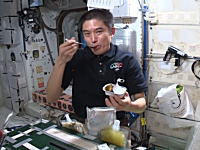 宇宙食。宇宙でのお食事とは。ISSの大西宇宙飛行士のお食事風景。