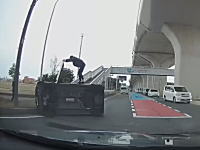 愛知で撮影された交差点事故でクイックに横転する軽自動車。ダッシュで助けに行く人ＧＪ動画。