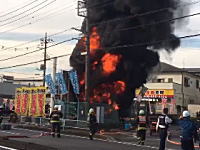 埼玉県新座市で発生した東京電力の火災現場がヤバい。炎の勢いが凄い。