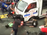 フィリピンの警察が強すぎる(°_°)デモ隊に警察車両を突っ込ませる暴挙にでるｗｗｗ
