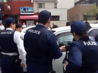 出てこいごるぁ！ワゴンＲに籠城する男を窓ガラスを割って確保。奈良で撮影された逮捕劇。