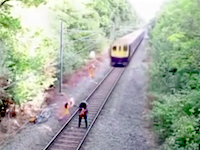 10月のGJ動画大賞。電車にひき殺されかけた酔っ払いを間一髪で助けた作業員。