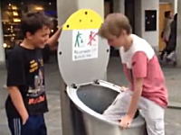 これは怖いYouTube。ゴミ箱の中に隠れようとした少年が消えてしまいパニックに。