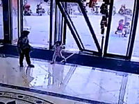 どんな壊れ方だよ？中国で撮影された閉まるドアに潰された赤ちゃんのビデオ。