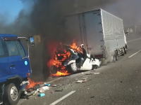 この中に人が(((ﾟДﾟ)))名神高速でトラックに挟まれて炎上する車の映像がアップされる。