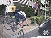自転車と軽自動車のサンキュー事故＋KIRINの配送トラックドア開き事故の瞬間。