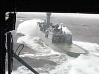 すげえ。荒れた海を行く巡視船にヘリコプターを着艦させるパイロット。MH-60Rシーホーク