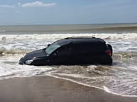 どうしてこうなった(´･_･`)ビーチの波打ち際で完全にスタックしてしまったトヨタ車。