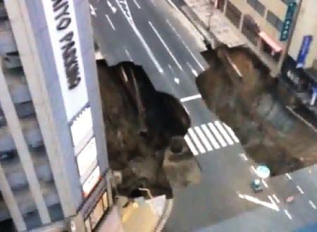 どどどーん。博多駅前の道路が陥没する瞬間の映像がすごい。