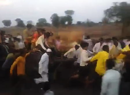 インドのお祭りで起きた恐ろしい事故。台車を押していた男が転倒して何度も踏まれる。