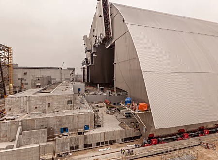 チェルノブイリ原発4号炉の放射性物質を封じ込める巨大アーチの設置が完了。そのビデオ。