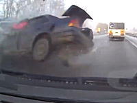 ぎゃー怖い(°_°)ロシアで撮影された逆走車との正面衝突事故に巻き込まれた車載