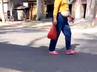 垂れすぎｗｗｗ中国の路上でおっぱおが垂れまくってる女性が撮影される。