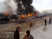駅の近くに停車していた急行列車に後続が突っ込み44人が亡くなった事故の現場。イラン。