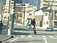 神奈川の県道71号線で立ち乗りライダーが目撃される。目線高くて視界よさそうｗｗｗ