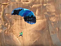 崖からのベースジャンプに失敗するも幸運により助かった男のビデオ。