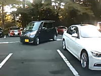 アクセルとブレーキの踏み間違いか？駐車場で思いっきり突っ込まれたリア車載カメラ。