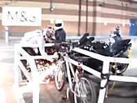 目の前で他人のバイクが盗難されようとしているのを防ごうとした勇気ある男性のビデオ。