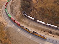 カリフォルニア州にある長距離貨物列車用の巨大なループ線路を空撮したビデオが面白い。
