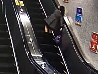 中国のエスカレーターで女性がグルングルンしながら落ちていく事故ｗｗｗあぶいｗｗｗ