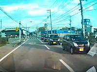 山口県で撮影されたこの事故ヤバそう。運転席側オフセット衝突は亡くなっているかも。