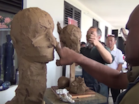彫刻（塑像）のデモンストレーション。粘土の塊で人物像を作っていくビデオがすごい。