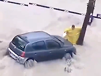 洪水から愛車を守ろうとして流されて亡くなってしまった男性の映像。