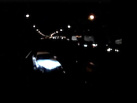 怖すぎ。高速道路のど真ん中に事故放置車両が(°_°)しかも夜間で無灯火無△無発煙