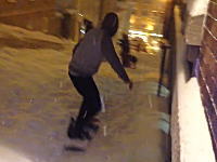 街中でスノーボードで滑っていた兄ちゃんがｗｗｗ馬鹿だなあ(´･_･`)
