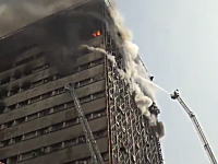 怖すぎる衝撃の瞬間。火災で高層ビルが崩れ落ちる瞬間がカメラに記録される。