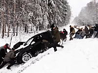 みんな張り切ってる(・∀・)雪道で滑って溝に落ちた車を近くにいたみんなで助ける動画。