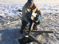 雪国の楽しみ方色々。氷の湖に回転サークルを作って楽しむ人たちの映像。