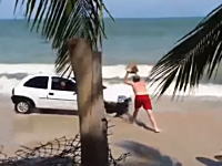 ビーチを暴走する車にパパさんがブチギレの一撃をくらわした動画。これはざまあｗｗ