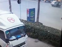 中国で事故った直後にドナドナされていくバイカーの映像が撮影される。