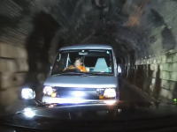 正面衝突寸前。狭いトンネルでおばさん運転の軽自動車が凄いスピードで突っ込んできた。
