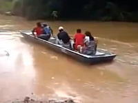 これ溺死事故かも。洪水で水没した道をボートで渡ろうとした人たちが(°_°)