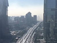 モヤが迫ってくる。北京の街がスモッグに覆われていく様子を100倍速で。