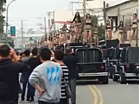 台湾の奇妙なお葬式動画。セクシーギャルズ50人が車の上でポールダンスｗｗｗ