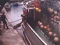 台湾で漁船が爆発して船長が爆死。その瞬間の映像が記録されていた監視カメラ映像。
