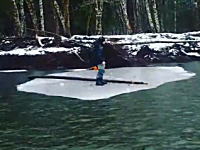 乗っていた氷ごと下流に流されていく釣り人(´･_･`)どうすんのこれ。