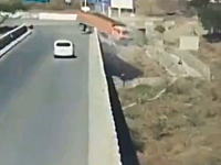 ヘッドから(°_°)真っ逆さまに(°_°)トラックが橋から落下する事故の映像が怖い。