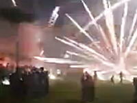 新年を祝う打ち上げ花火が地上で炸裂して10人が負傷した事故の映像。