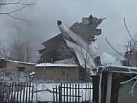 キルギスでボーイングのジャンボ機が住宅街に墜落。大惨事すぎる現場の映像。