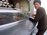 北朝鮮のいま（2016）平壌でストリートフードを食べてみた動画。