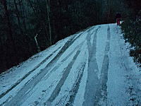 凍結路の恐怖。坂道が凍ってたら進めない止まれないだけじゃなくこうなる(°_°)